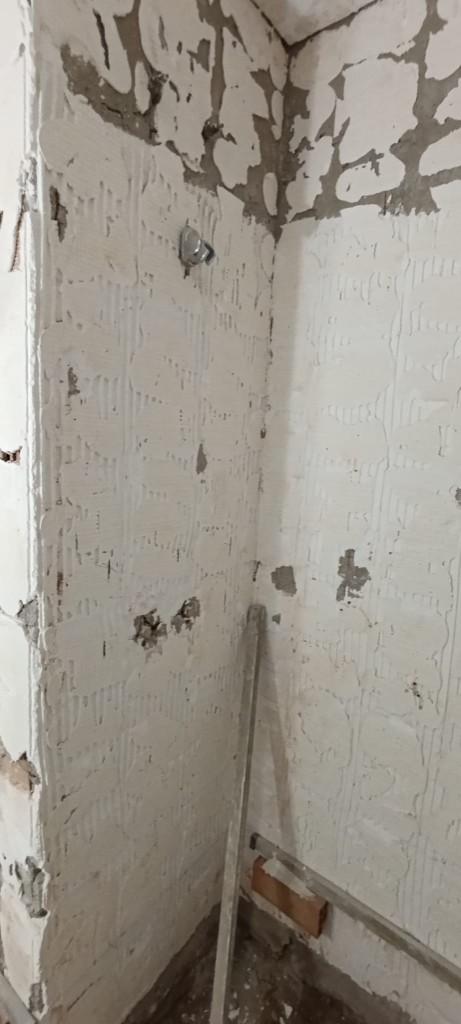 Baño antes de la reforma, con revestimientos picados