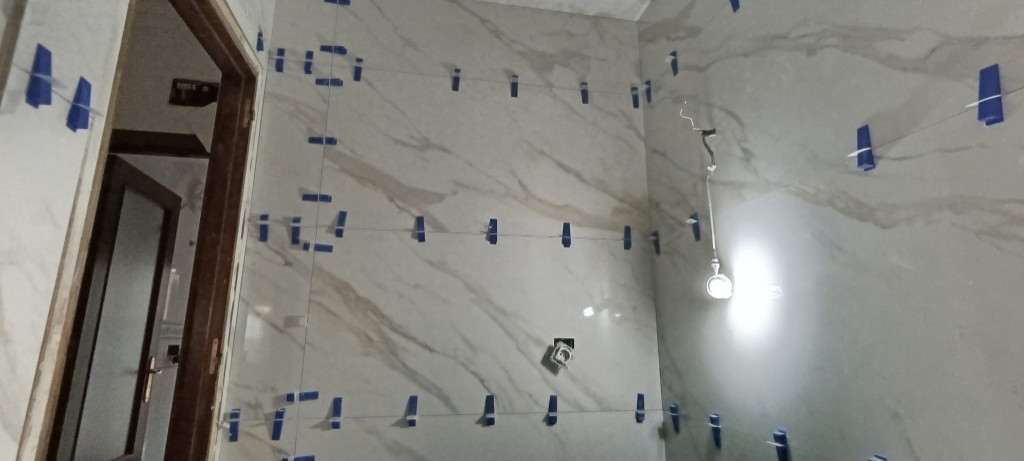 Alicatado en proceso con crucetas en el baño