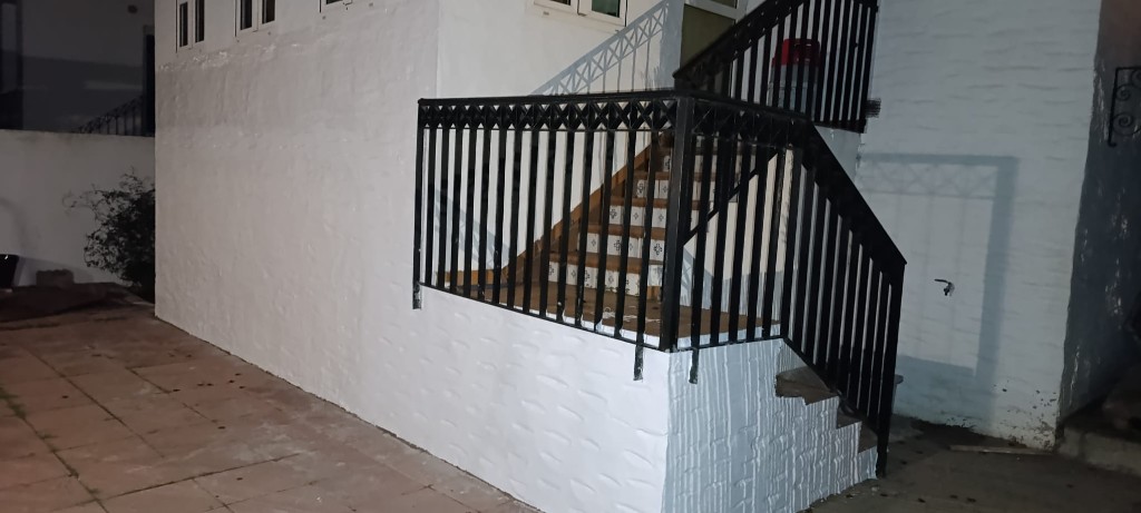 Escalera exterior terminada, con barandilla y enfoscado