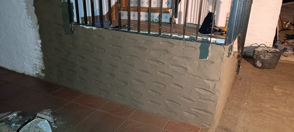 Enfoscado de la escalera exterior en proceso
