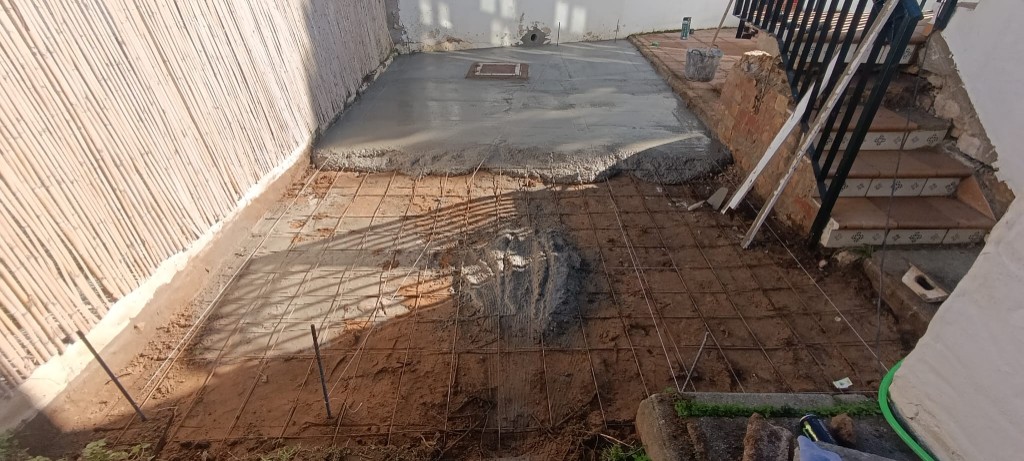 Vertido de hormigón en la solera del patio