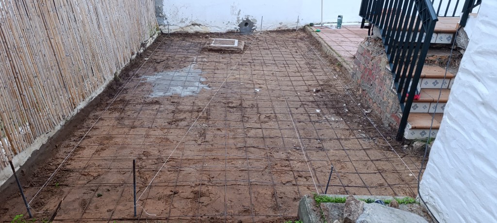 Patio con mallazo y pendiente marcada antes del hormigón